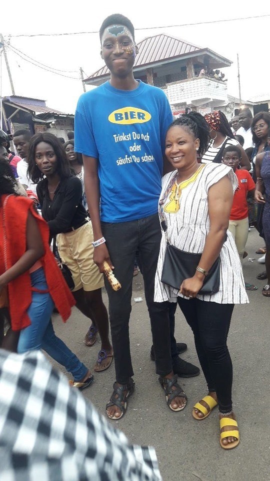 ENTERTAINMENT NEWS - ‘Tallest guy in Ghana’ snatches all the ladies at Chale Wote festival 2019