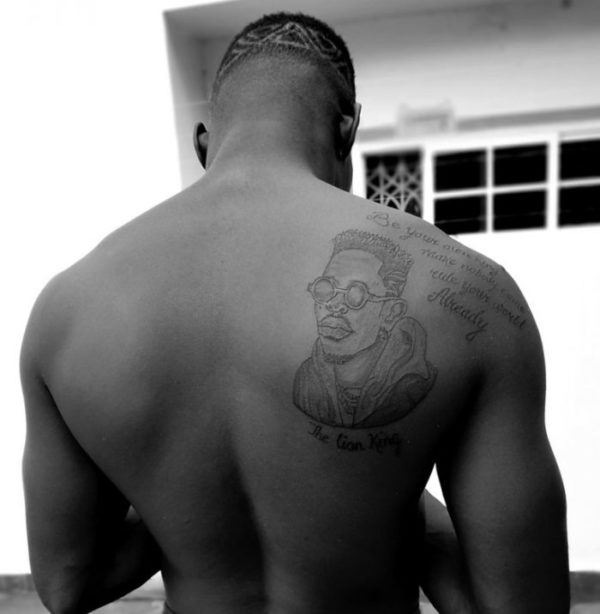ENTERTAINMENT NEWS -A Fan Of Shatta Wale Tattoos His Photo And Lyrics Of ‘Already’ Song On His Back